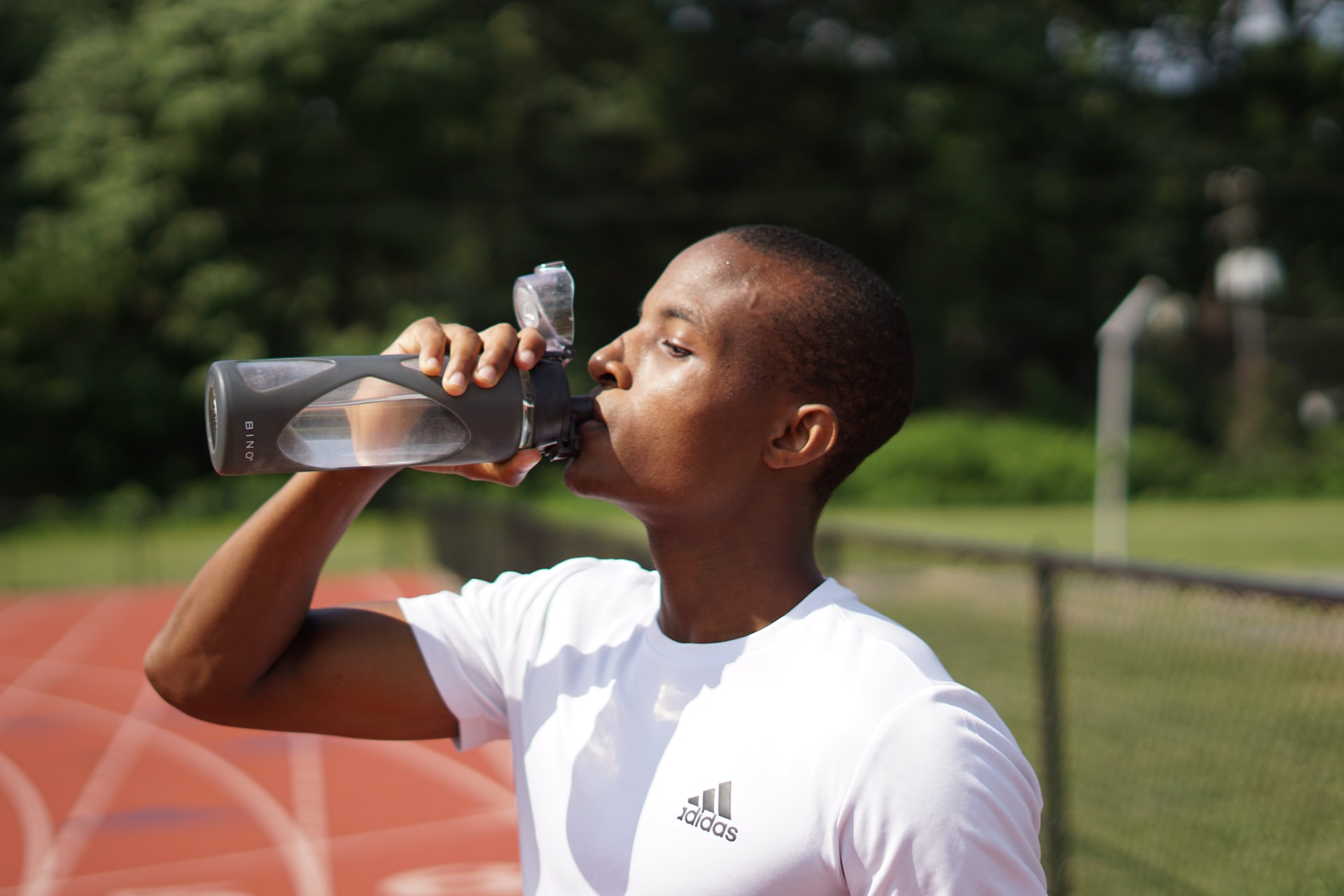 10 Manfaat Minum Air Putih Bagi Tubuh & Kehidupan Manusia