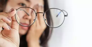 tips memilih kacamata sesuai bentuk wajah.