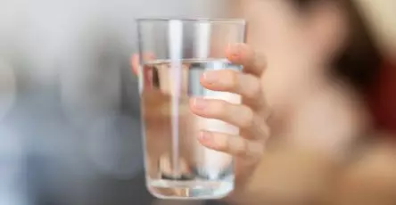 10 Manfaat Minum Air Putih Bagi Tubuh & Kehidupan Manusia