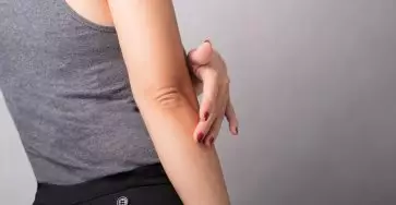 cara menghilangkan siku hitam dengan cepat